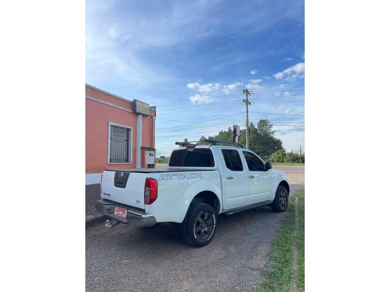 NISSAN - FRONTIER - 2014/2015 - Branca - R$ 102.900,00